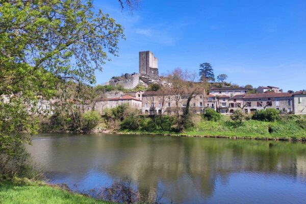 Village de Luzech et son donjon vus depuis la rive du Lot