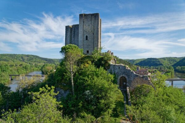 Donjon carré en pierre sur sa butte, au-dessus du village de Luzech et du Lot